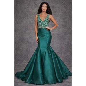 VIENNA  Prom  Homecoming Pageant Dress Emerald Green Size 6 Mermaid Embellished